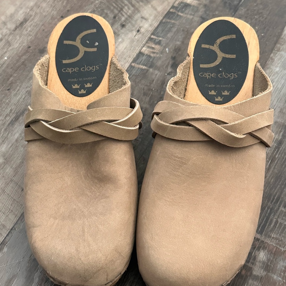 Cape Clogs